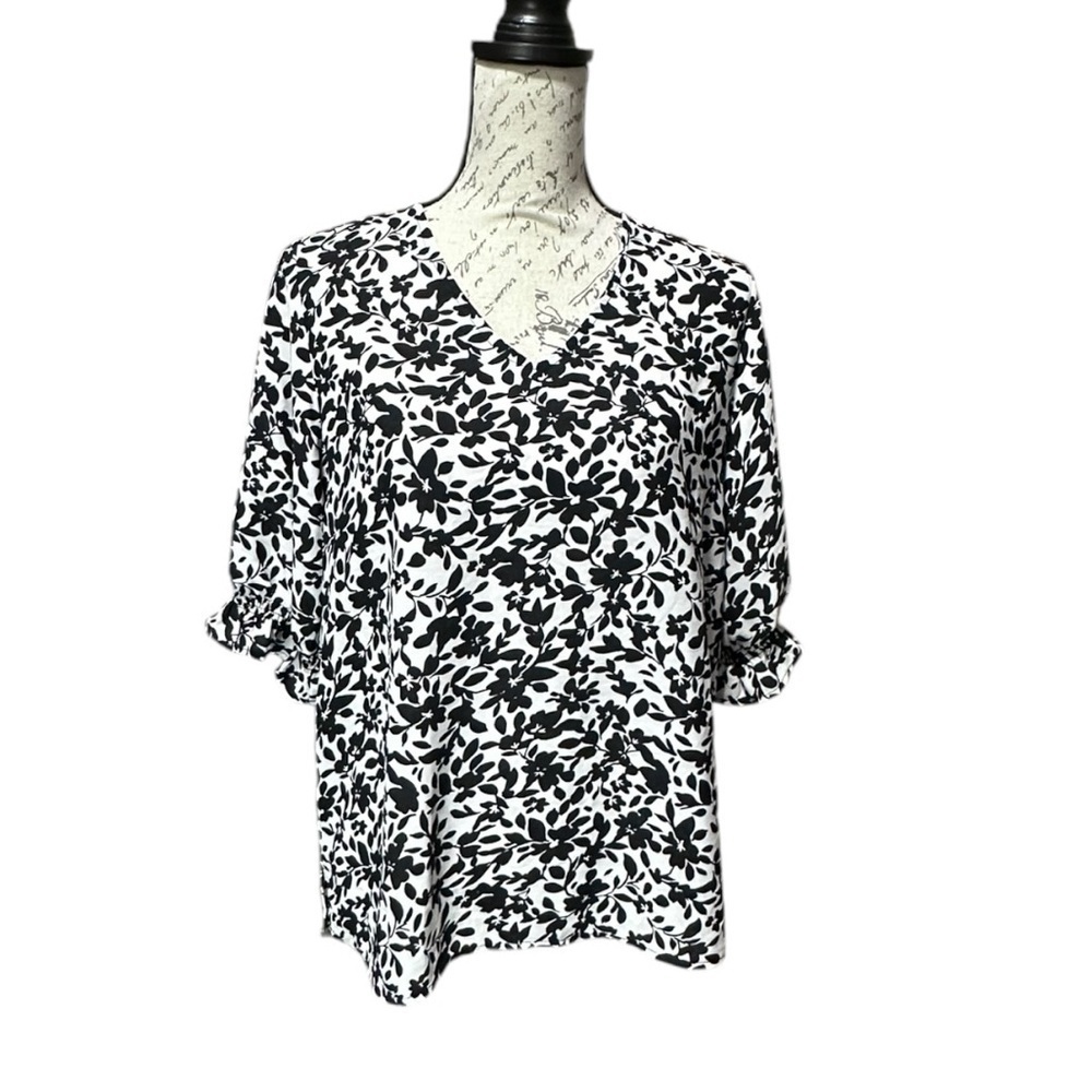 Well Worn Floral Black & White Short Sleeve Blouse Size Medium NWT